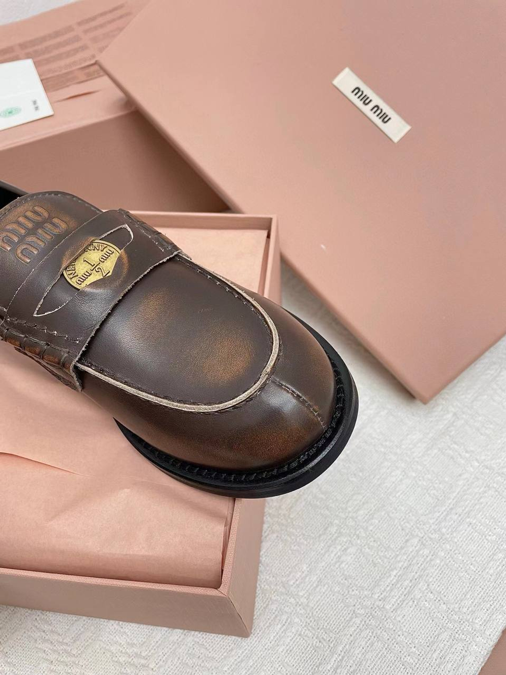 Женские кожаные лоферы Miu Miu коричневого цвета