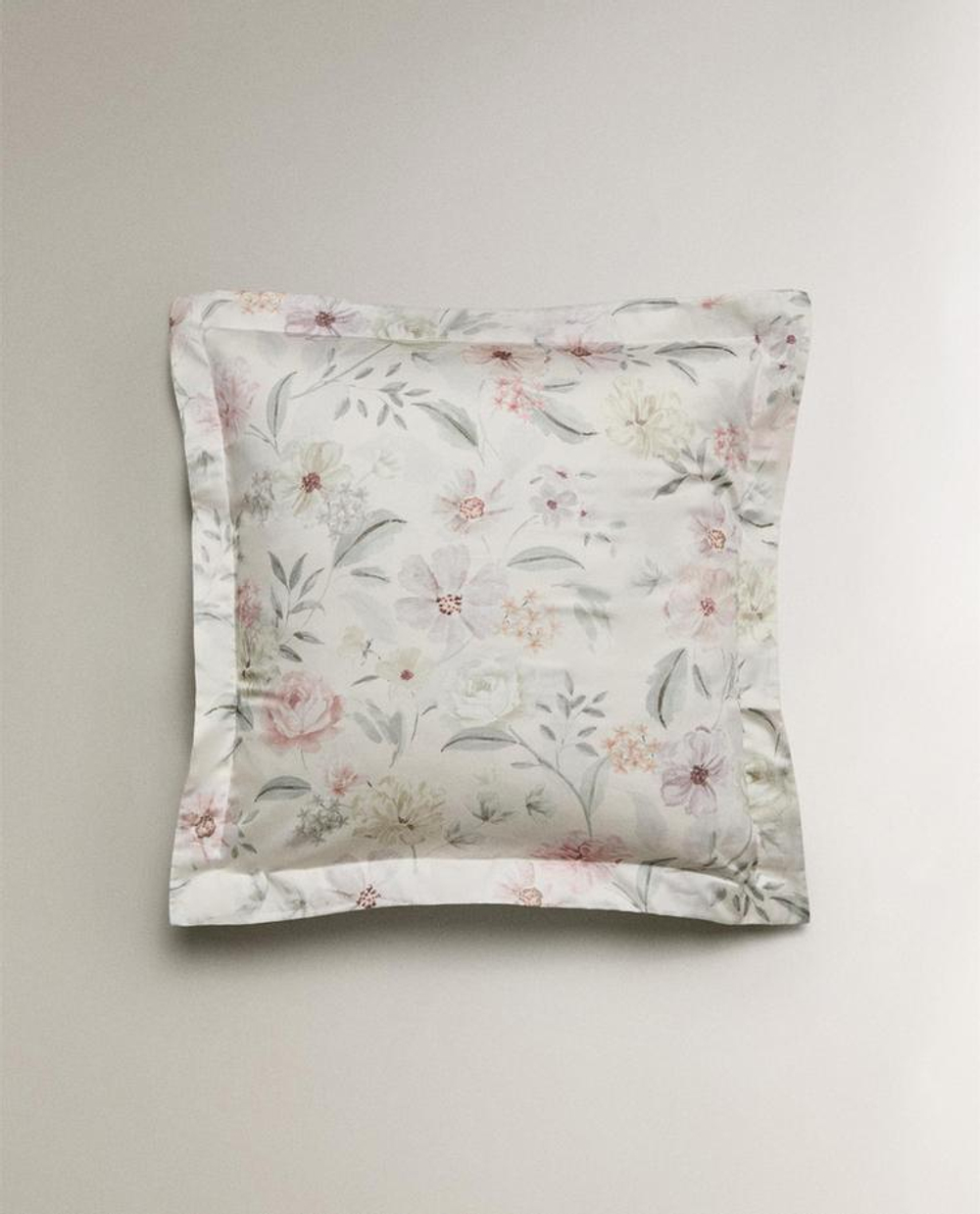 ZARA HOME НАВОЛОЧКА ИЗ САТИНА С ЦВЕТОЧНЫМ ПРИНТОМ, ЖЕЛТОВАТО-БЕЛЫЙ