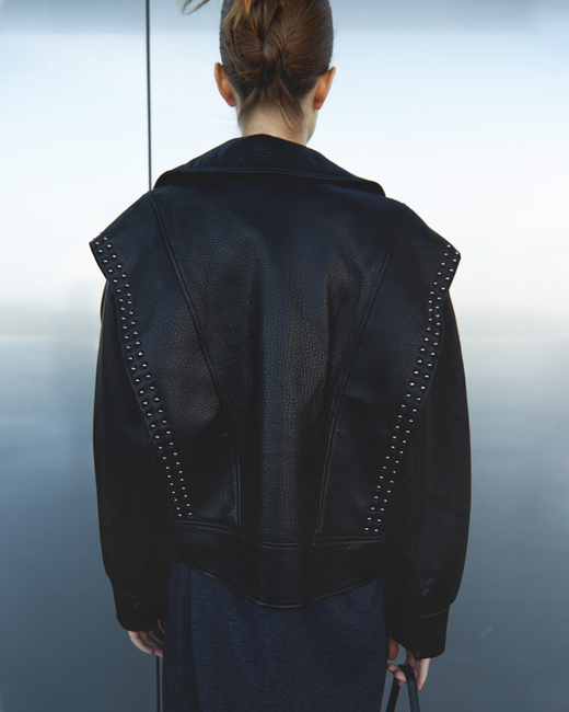 Кожаная куртка с клепками