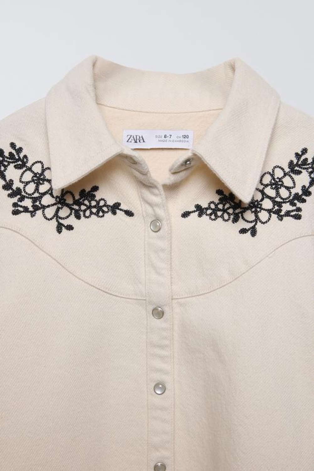 ZARA ДЖИНСОВАЯ КУРТКА-РУБАШКА С ЦВЕТОЧНЫМ ПРИНТОМ, ЭКРЮ