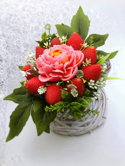 «Клубничная чашка» букет