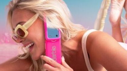 HMD представила яркую кнопочную раскладушку Barbie Phone