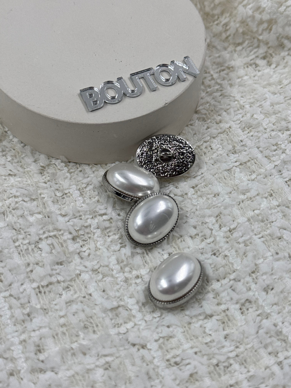 Пуговицы серебристые овальные с крупной жемчужиной