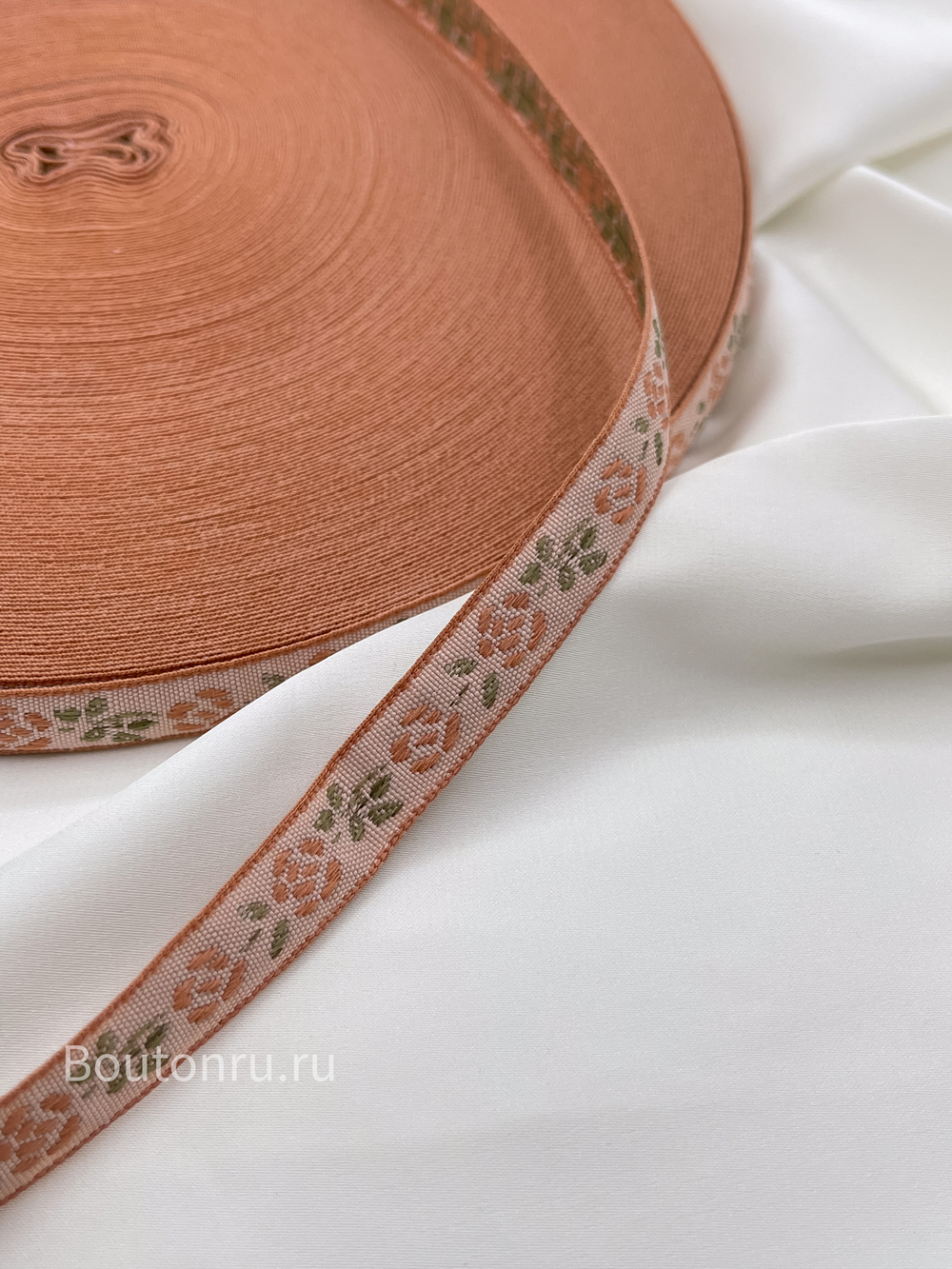 Тесьма (лента) пыльно-розовая с цветочками 1 см жаккард