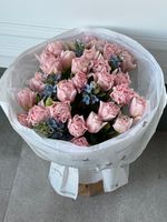 Букет из 31 розовых пионовидных тюльпанов и голубого оксипеталума