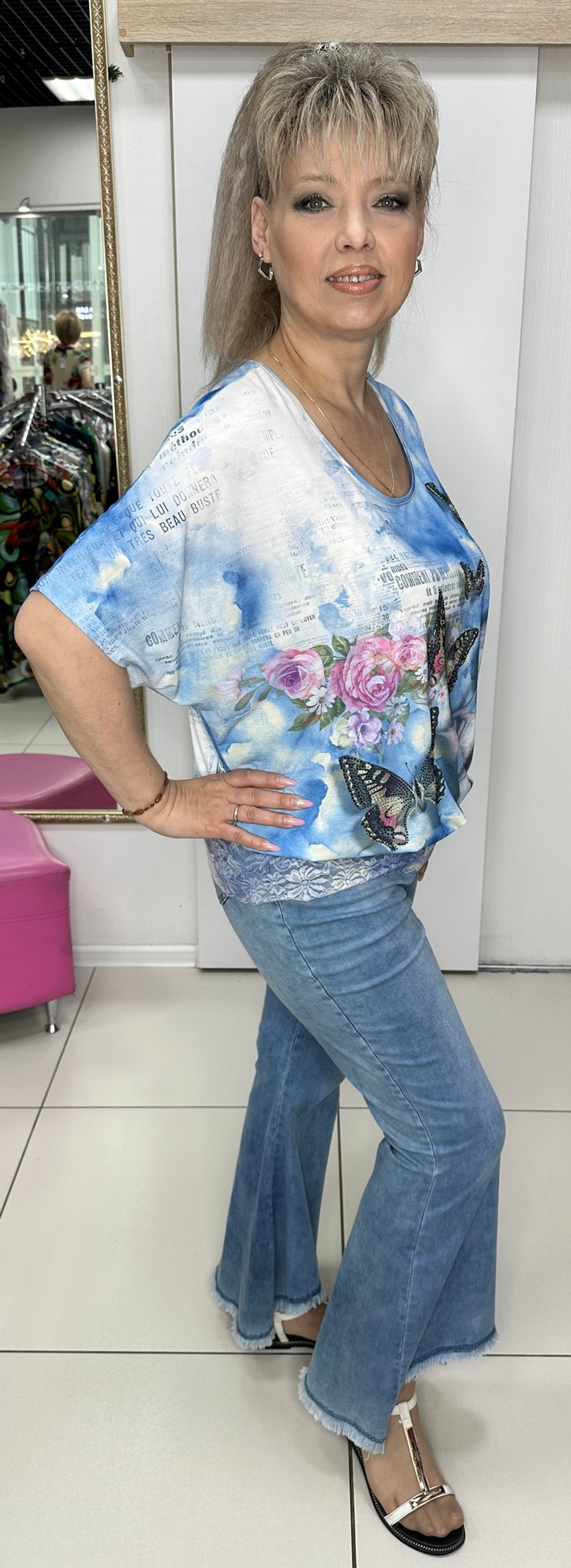 Красивый бело-голубой блузон с кружевами