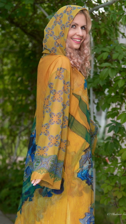 Полупрозрачное платье-туника с капюшоном «Ирисы», принт по мотивам картины Ван Гога "Ваза с ирисами на жёлтом фоне"