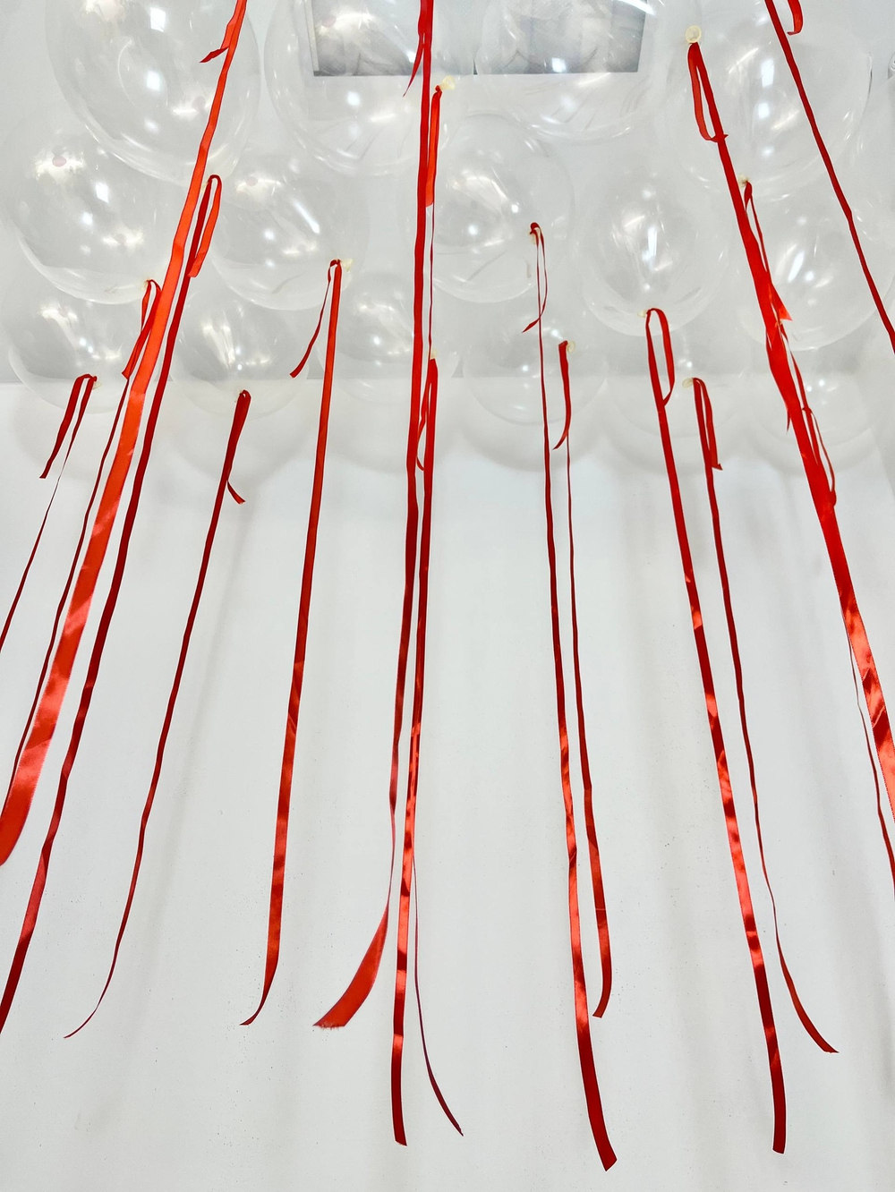 Шары прозрачные под потолок на атласной ленте №3850