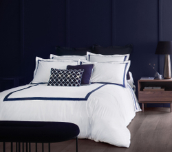 Постельное белье 2 спальное евро Blanc des Vosges Egerie Bleu Corinthe белое с темно-синей отделкой