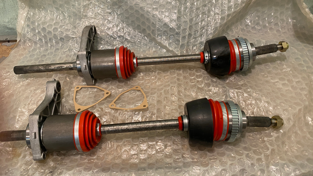 Привод правый усиленный (24 шлица) Лада 4х4/ Нива Шевроле/Тревел (1,7 л) в сборе с крышкой подшипника