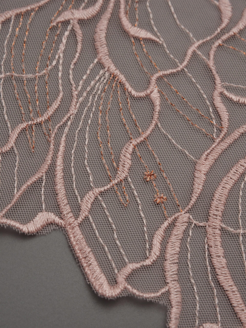 Вышивка на сетке пудровая c люрексом неэластичная ширина 24 см