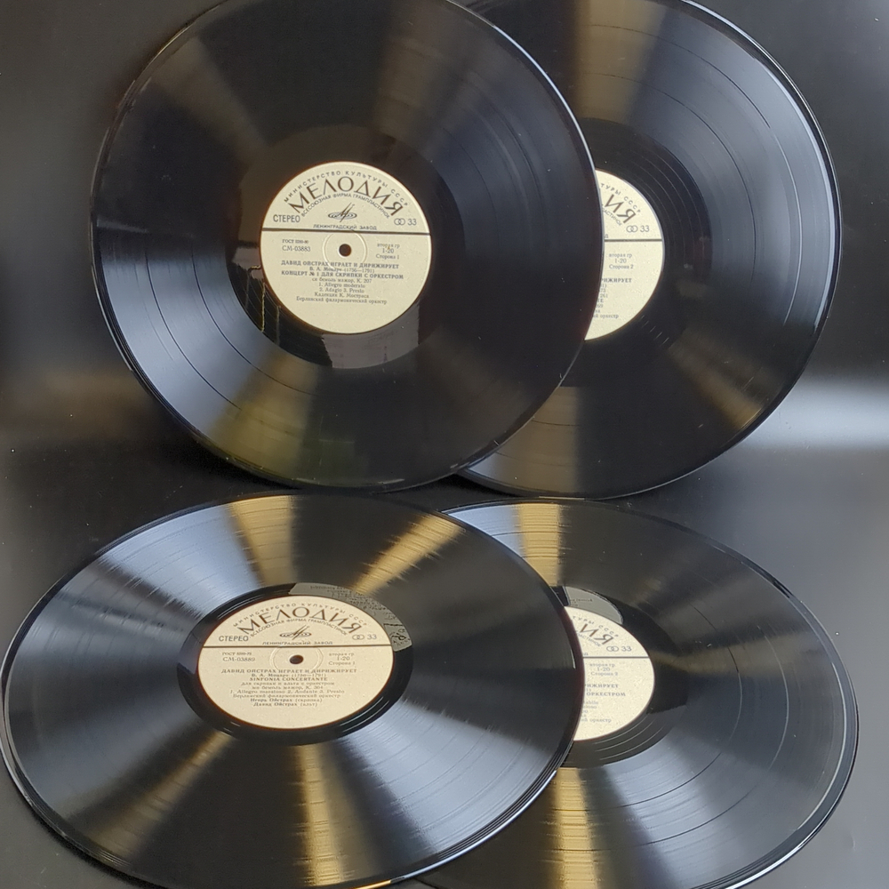 4 LP - box. В.А. Моцарт - произведения для скрипки с оркестром. Играет и дирижирует Давид Ойстрах. 4 Виниловые пластинки 12 дюймов в боксе. Мелодия СССР.
