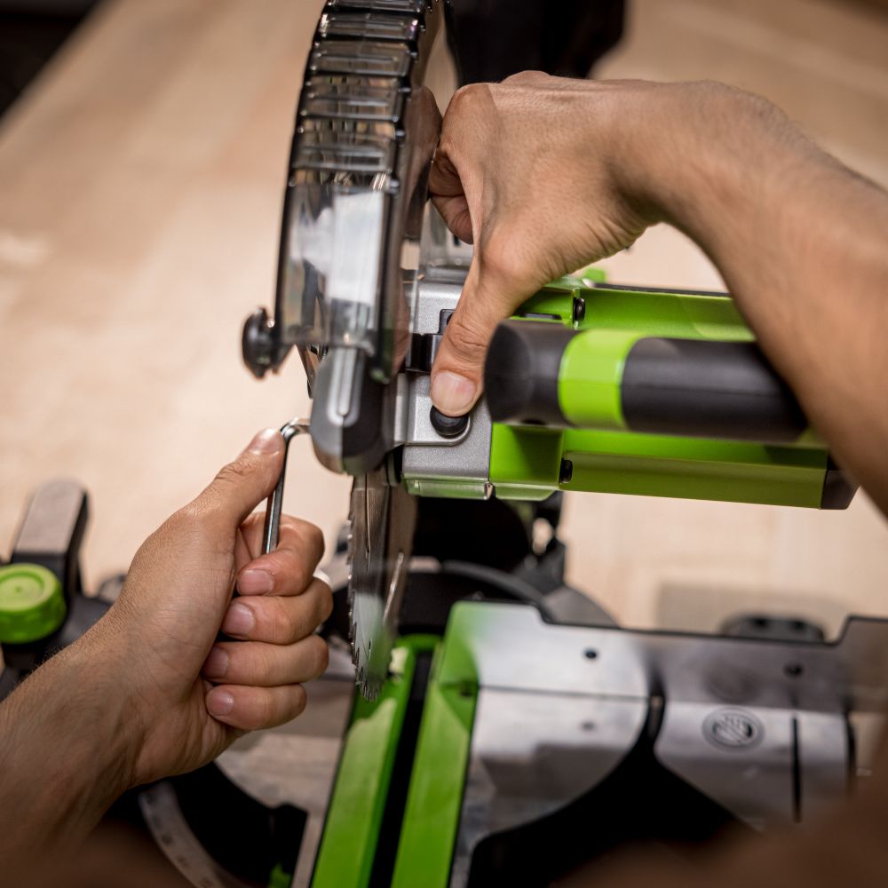 Торцовочная пила акк. Greenworks GD24MS216, 24V, б/щ, 4800 об/мин, 216x30мм,рез 65х310мм,1х2Ач,ЗУ (1501707UA)