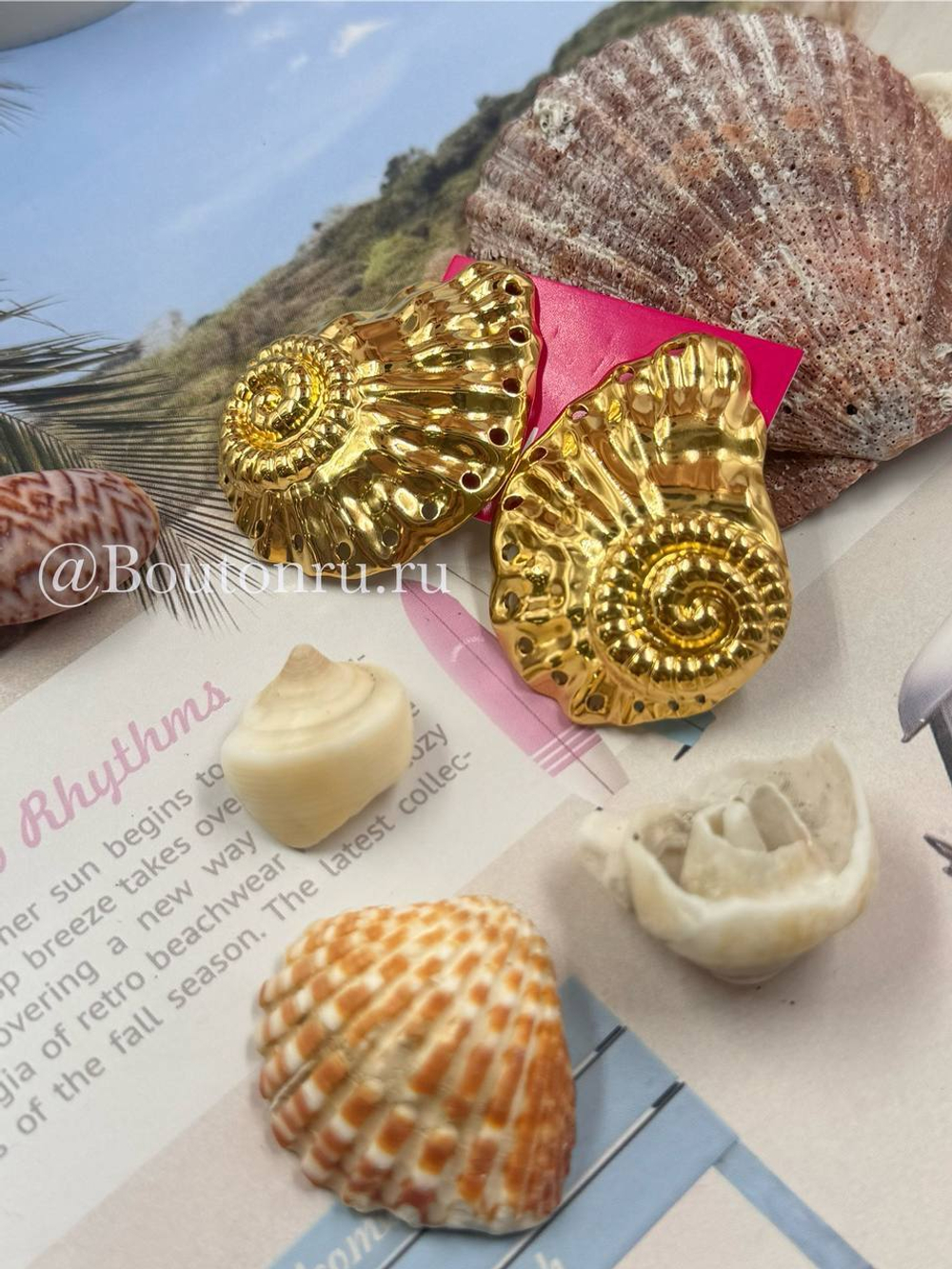 Массивные золотистые серьги в форме ракушки