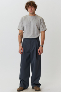 Брюки мужские со складками из серо-голубой шерсти