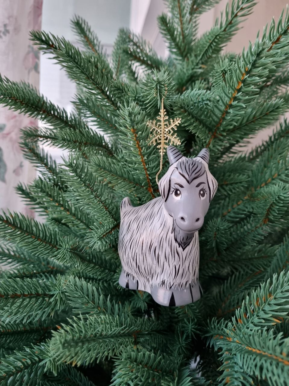 Фарфоровая игрушка козочка серая