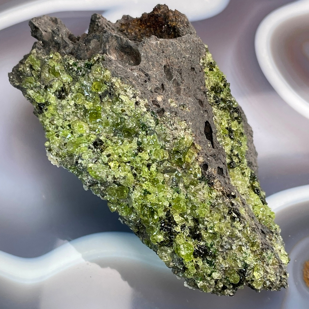 40355 Хризолит необработанный друза 66*95мм