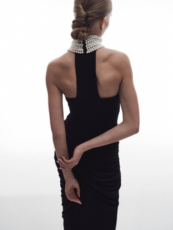 Вечернее платье с драпировкой из вискозы и жемчужным узлом