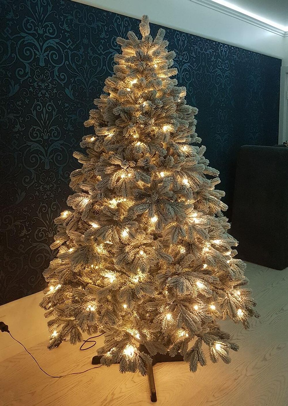 Заснеженная елка с Гирляндой встроенной «Королева леса» (Литая хвоя) 150 см / 1,5 м