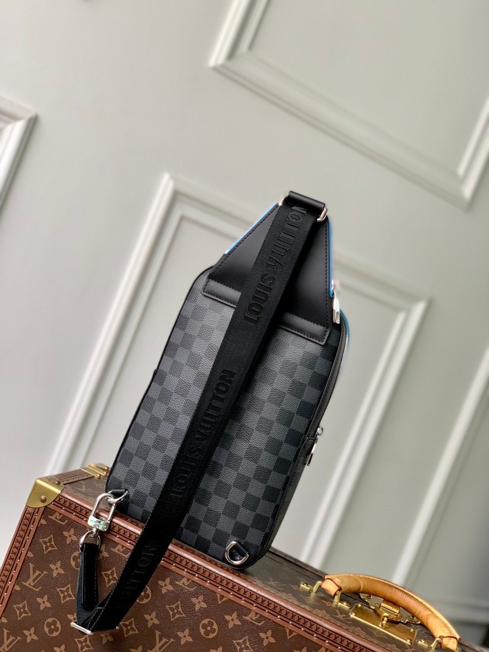Louis Vuitton Avenue Slingbag NM