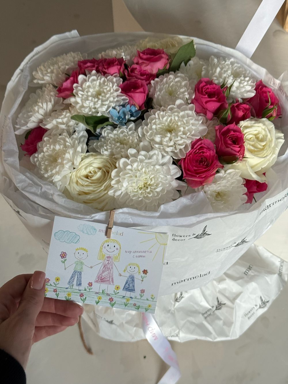 Букет из кустовой пионовидной розы, одноголовых роз, оксипеталума и хризантемы