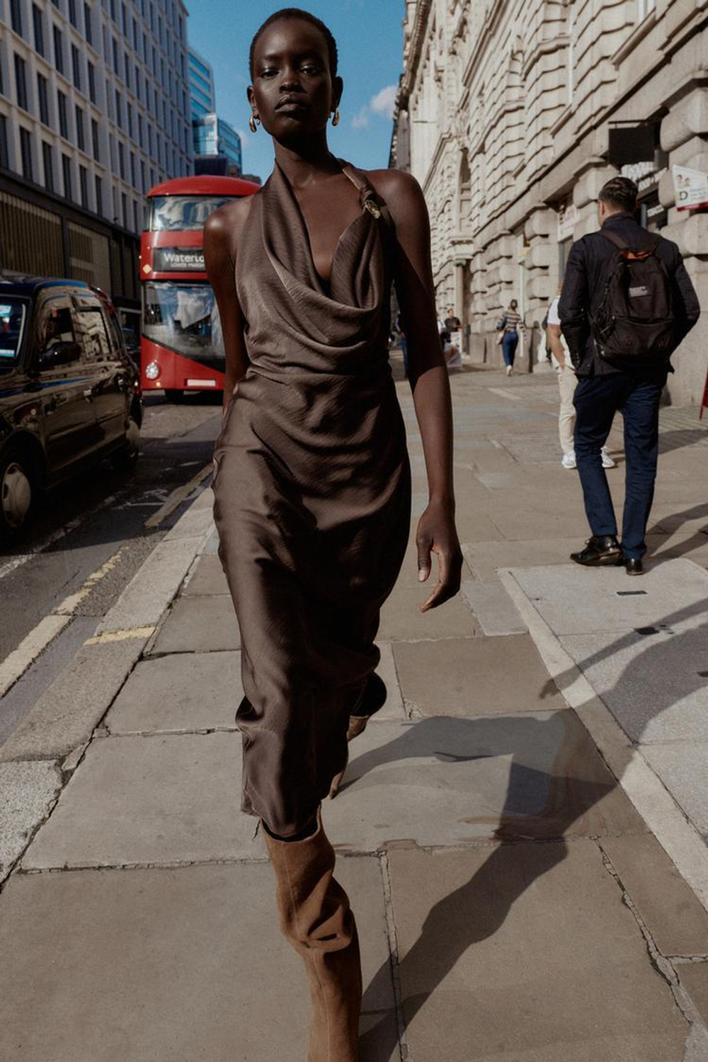 ZARA АСИММЕТРИЧНОЕ АТЛАСНОЕ ПЛАТЬЕ МИДИ, КОРИЧНЕВЫЙ