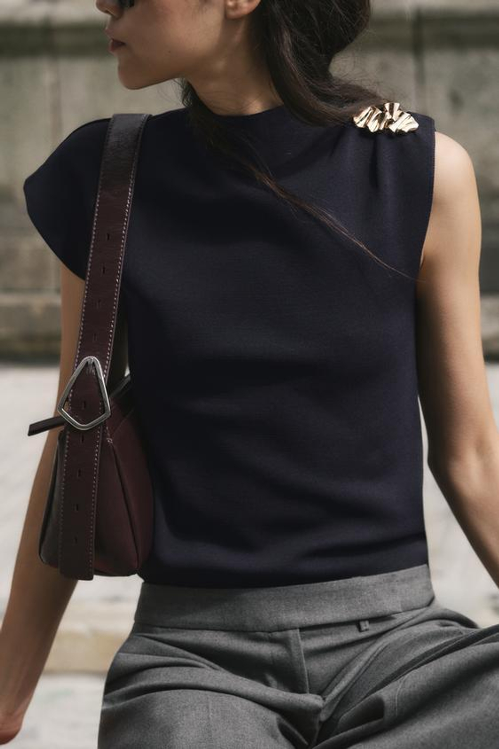 ZARA ОДНОТОННЫЙ ТРИКОТАЖНЫЙ ТОП С ЗОЛОТИСТОЙ ДЕТАЛЬЮ, МОРСКОЙ СИНИЙ