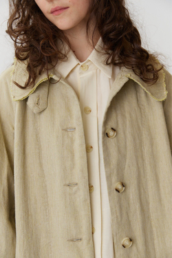 Объемный плащ из серо-зеленого льна