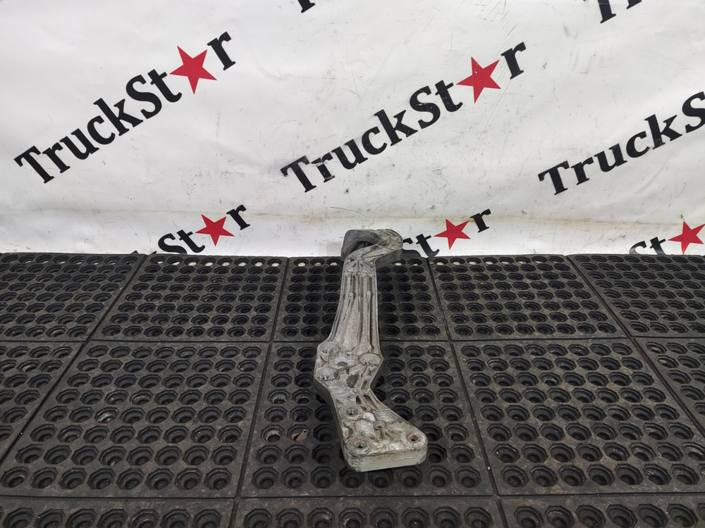 Кронштейн переднего бампера левый 2023г.