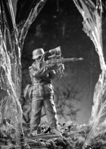 Оловянный солдатик Немец с прибором ночного видения