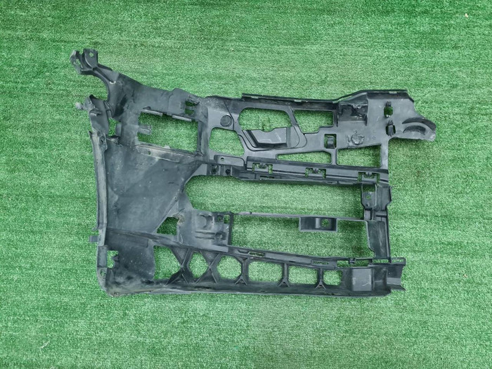 Кронштейн переднего бампера BMW 5er G30 (17-20)