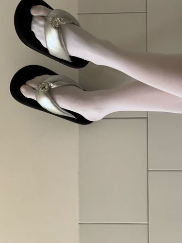 Серебристые кожаные вьетнамки с камнем