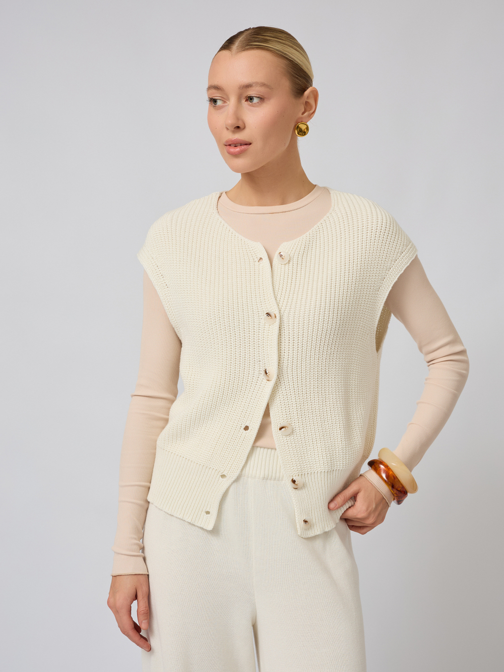 Жилет вязаный на пуговицах