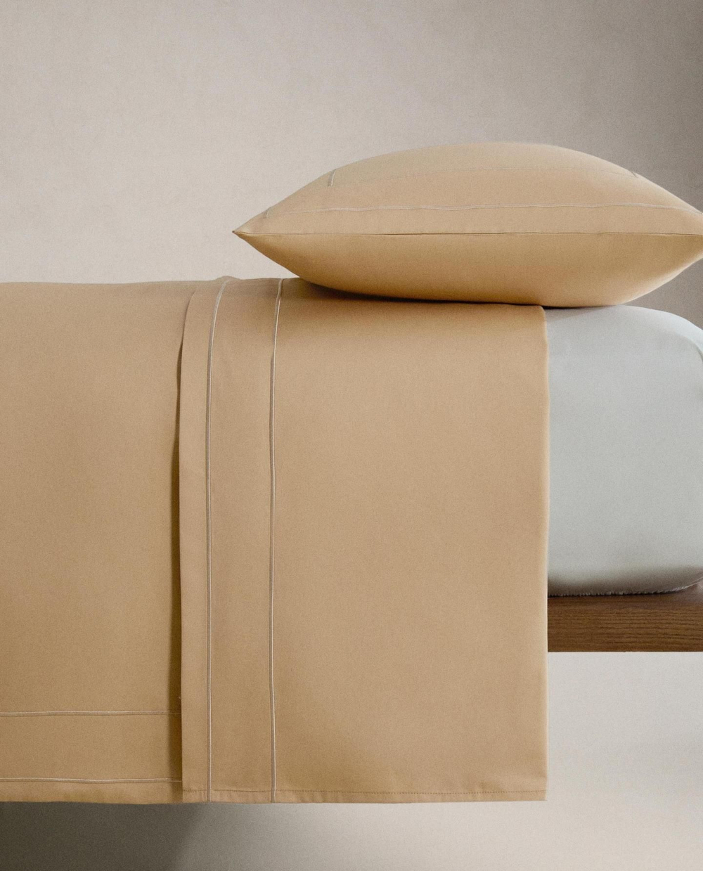 Zara Home - Атласная простыня с двойным декоративным подолом, бежевый, 240x280 см