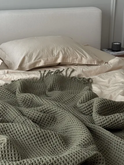 Плед из шерсти травянисто-зеленого цвета из коллекции essential, 130х180 см