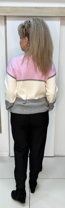 Тонкий джемпер с трехцветным принтом