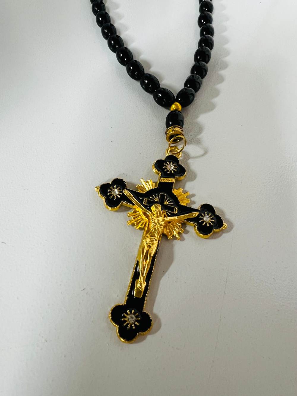 Игрушка-Подвеска на зеркало заднего вида - ЧЕТКИ ЭМАЛЬ Черная - КРЕСТ МЕТАЛЛ "Иисус" (стразы)