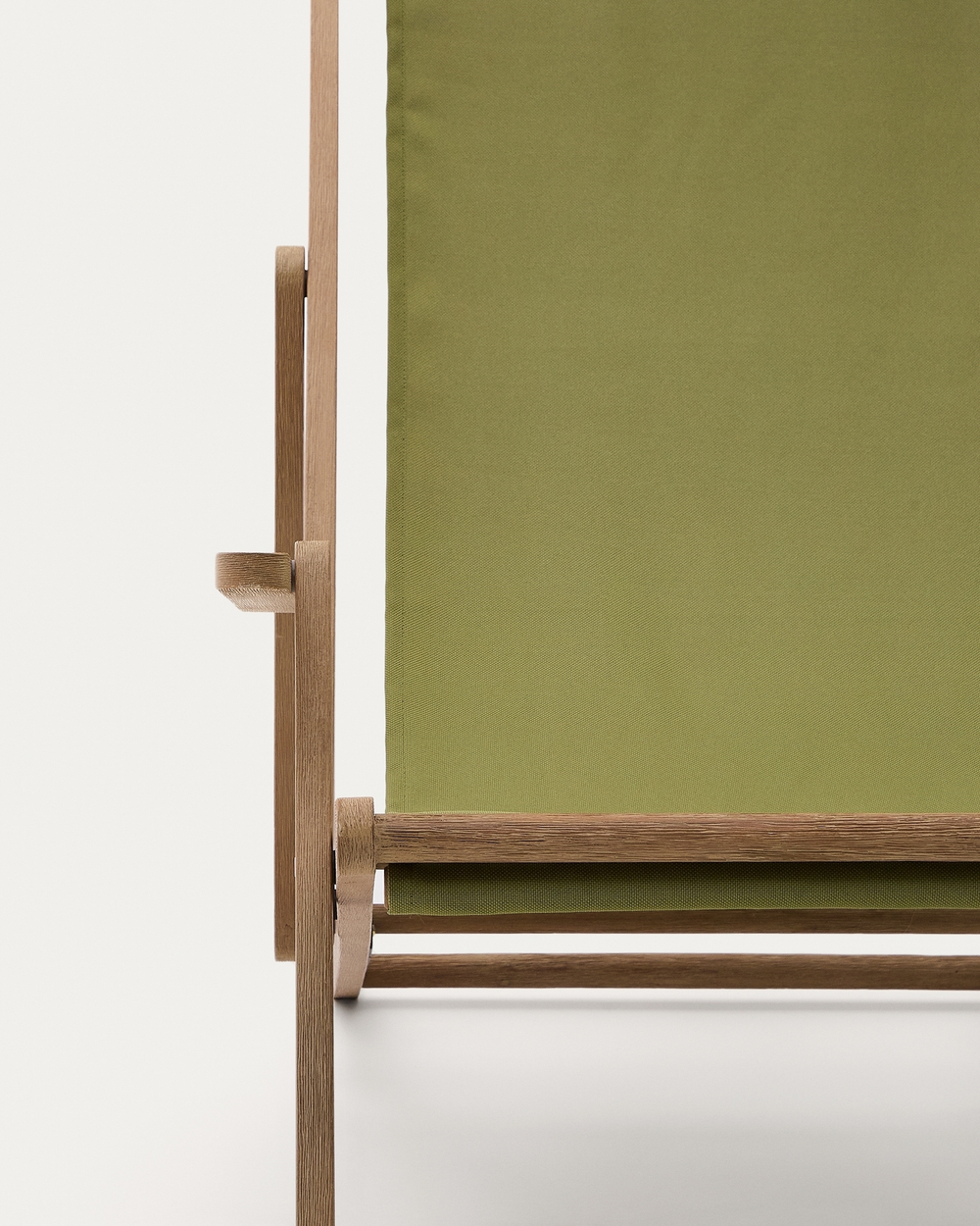 Складное кресло Vilara из акации для улицы салатового цвета