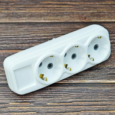 Тройник-разветвитель с заземлением белый