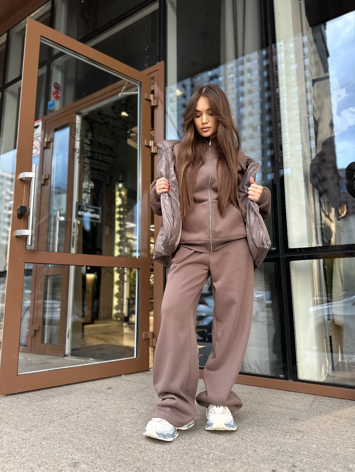 Спортивный костюм-тройка 23367 из зип-кофты, прямых штанов на кулиске и жилета