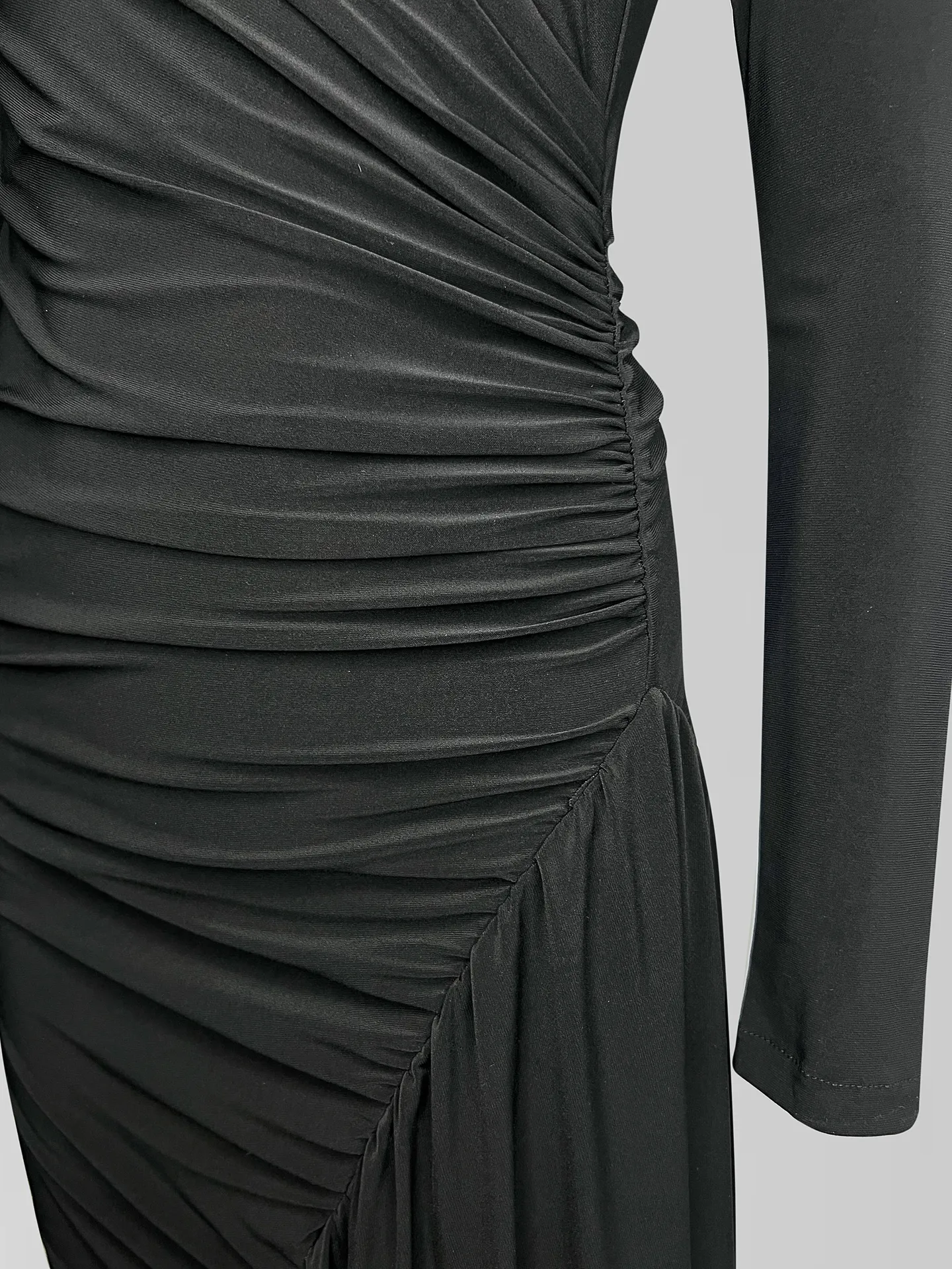 Платье Kaisha укороченное однотонное асимметричное со шлейфом