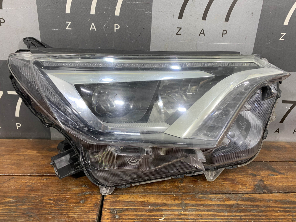 Фара правая LED Toyota RAV4 IV (XA40) 15-19 Б/У Оригинал 8114542680