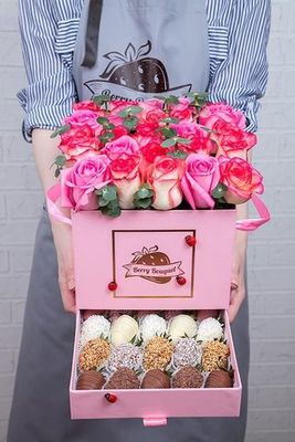 Шкатулка с розами и клубникой в шоколаде "Сладкий сюрприз"