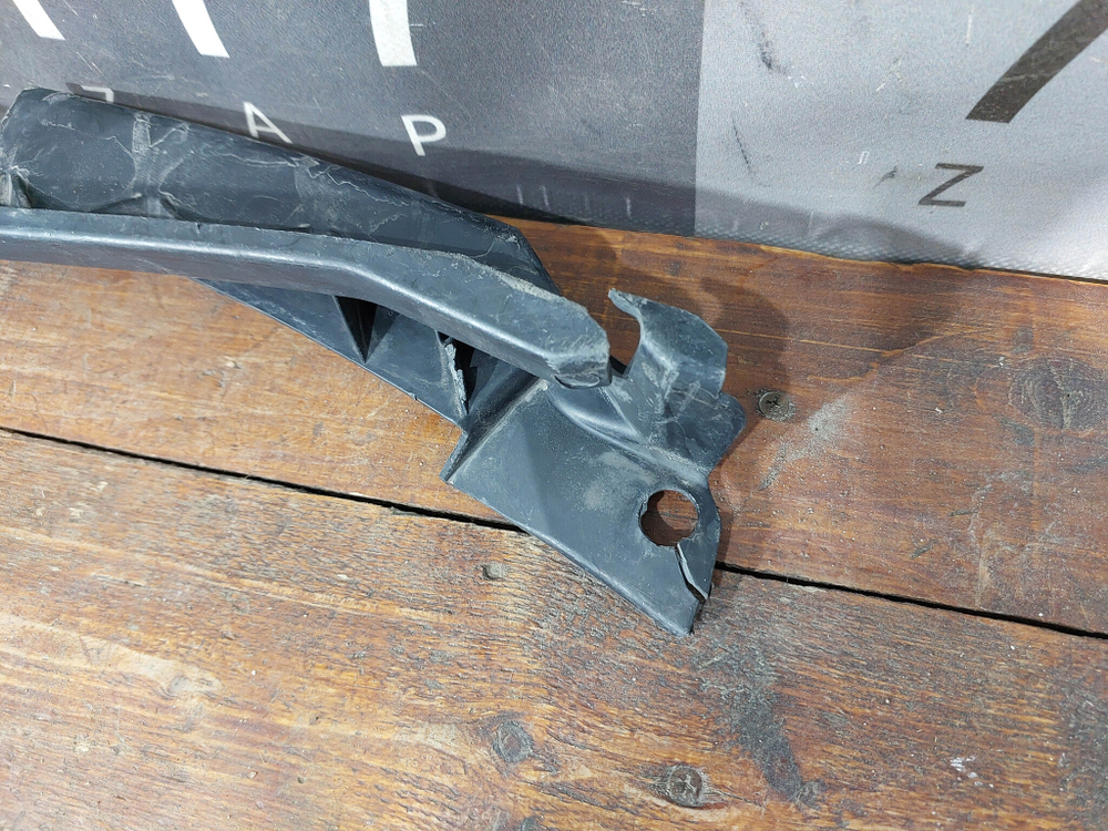 Кронштейн переднего бампера Skoda Octavia 2 (A5) 08-13 Б/У Оригинал 1Z0807184D