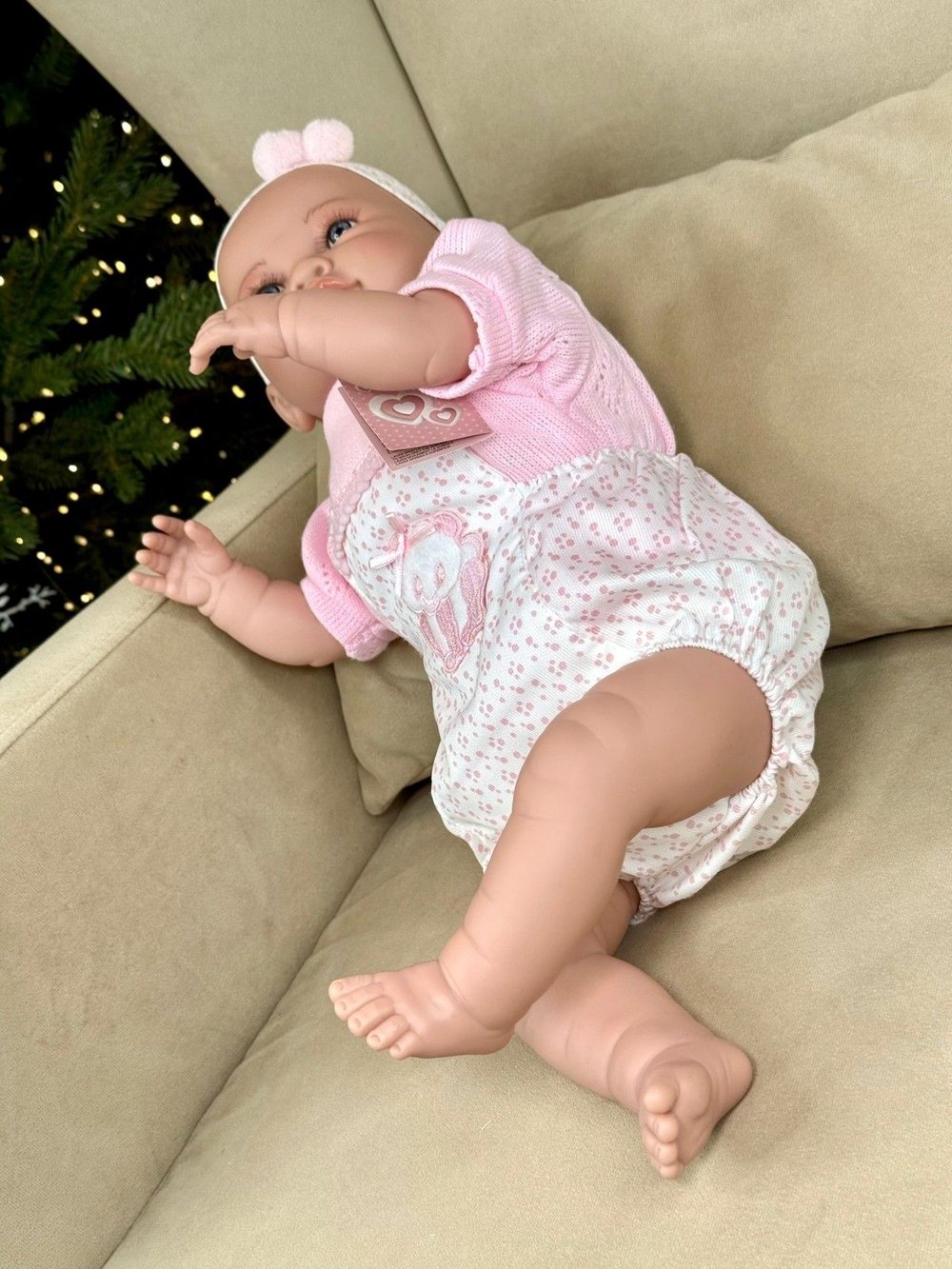 Кукла Berbesa мягконабивная 50см SARA с пледом (5217S)