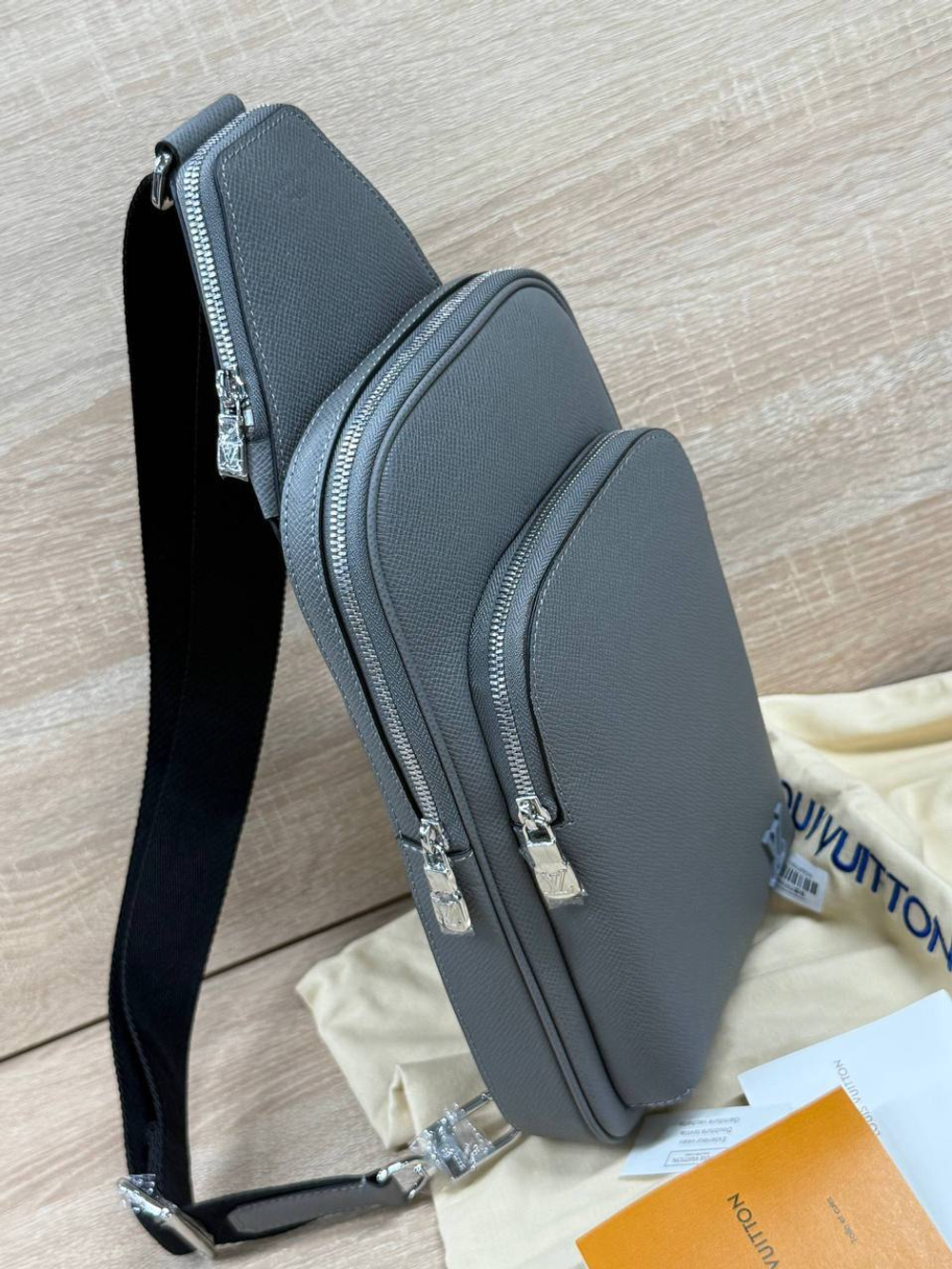 Сумка-слинг Louis Vuitton