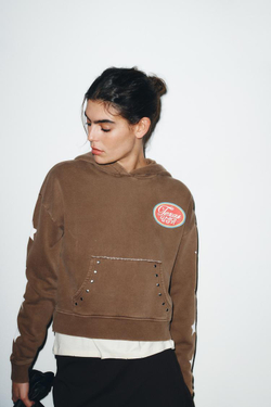 ZARA ТОЛСТОВКА С КАПЮШОНОМ И ТЕКСТОВЫМ ПРИНТОМ, КОРИЧНЕВЫЙ