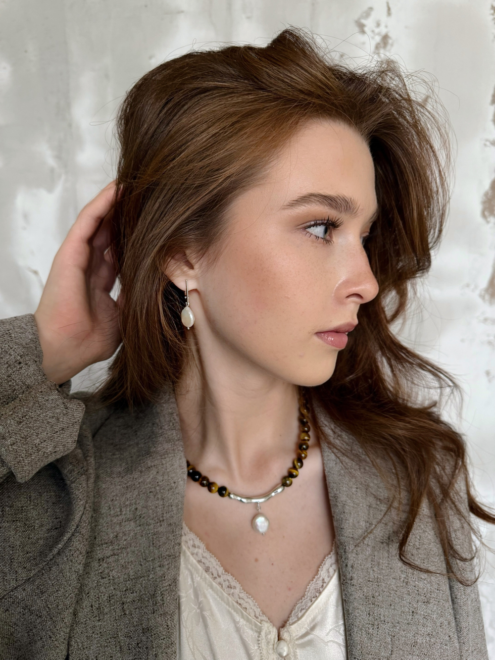 Колье из тигрового глаза и натуральной барочной жемчужиной