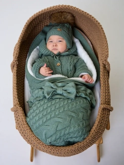 Вязаный конверт на выписку для новорожденного теплый