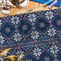 Ткань ниагара красно-белая вышивка на синем свитере